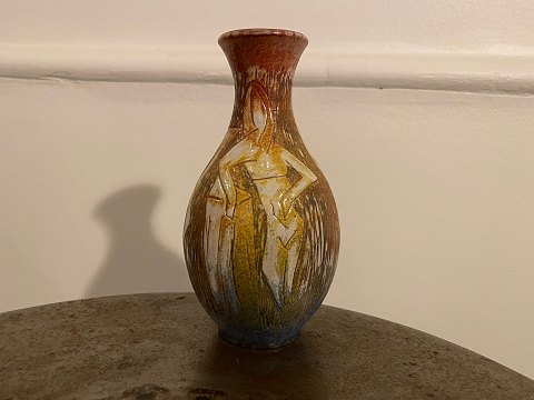Vase med fire kvinder fra det svenske keramikværksted (krukmakeri) Törngrens