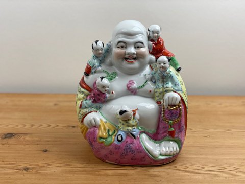 Kinesisk Budai eller smilende Buddah porcelænsfigur med fem børn. 25 cm høj fra det 20. århundrede