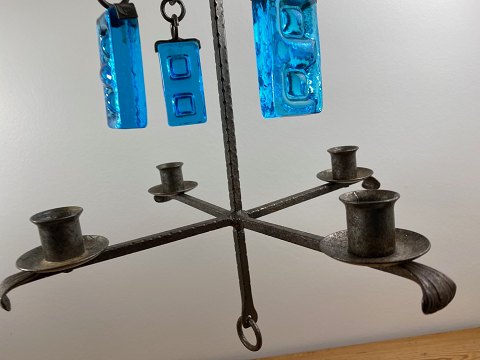 Smedejernslysekrone med blå glas-ornamenter til stearinlys i stil med Erik Hoglund - Skandinavien i midten af det 20 århundrede