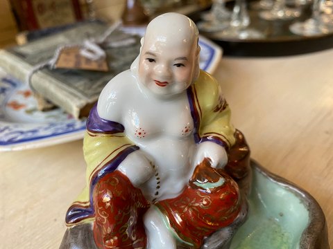 Lille kinesisk, smilende Buddha / Budai /porcelænsfigur - happy Buddha DKK 750