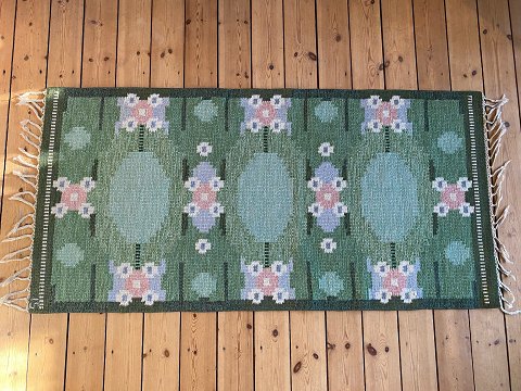 Svensk håndvævet fladvævet tæppe - kelim tæppe, grønbundfarve med stiliserede blomster