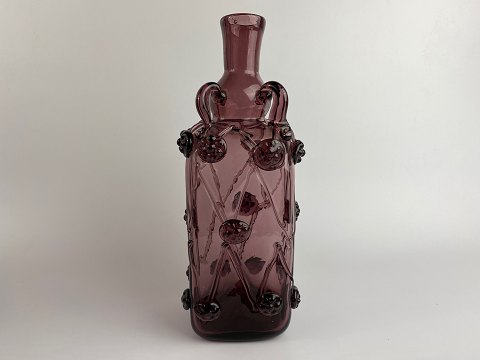Smuk gammel lilla glasflaske / vase med glastråde og rosetter