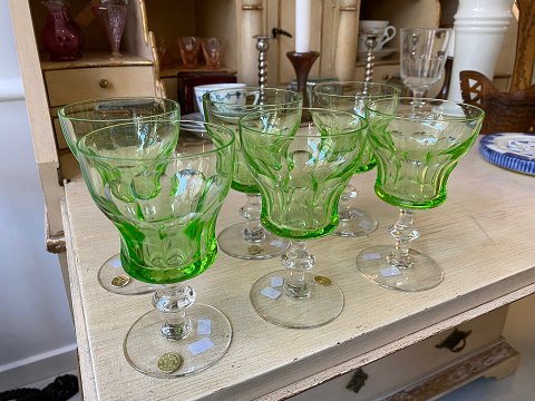 Sæt på 6 urangrønne hvidvinsglas designet af Elis Bergh for det svenske glasværk Kosta