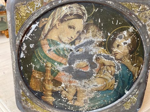 Gammel dåse fra A/S Glud & Marstrands Fabriker, DKK 450. Motiv af Jomfru Maria med Jesusbarnet og en engel