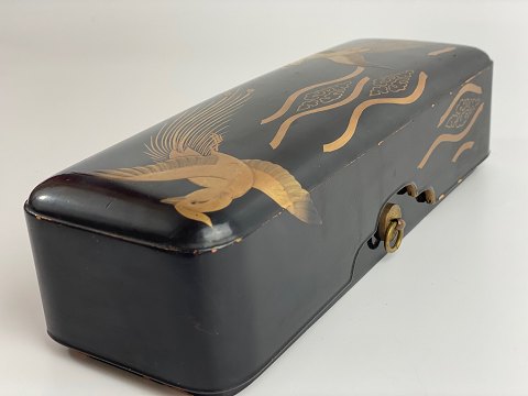 Vintage japansk lakæske / skriveæske med indlagt mønster af fugle i gyldent metal