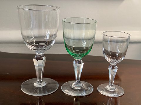 Pfeifferglas, rødvinsglas, grønne hvidvinsglas samt hedvinsglas/portvinsglas - alle med glat kumme og facetslebet stilk. Holmegaard glasværk -  se pris i beskrivelse