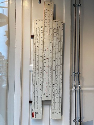 Kæmpestor DIWA regnestok til at hænge på væggen, matematik-udstyr til skolebrug fra midten af det 20 århundrede