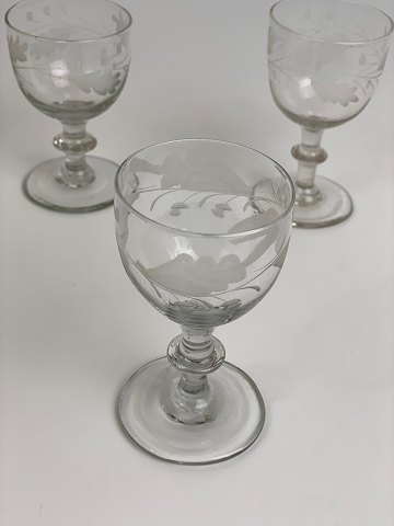 Egeløvsglas fra Holmegaard glasværk, vinglas ca. 10 centimeter høje