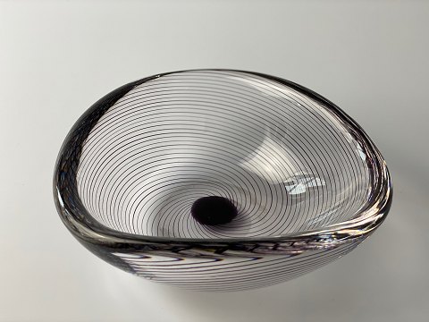 Kunstglas skål af Vicke Lindstrand for det svenske glasværk Kosta, 20. århundrede, klart glas med lilla tråde