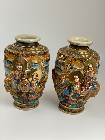 Par japanske Satsuma vaser, sen Meiji-periode, circa 1900 til begyndelsen af det 20. århundrede