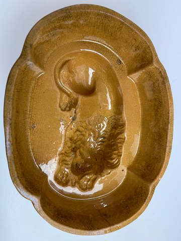 Antik, gul buddingeform med løvemotiv, 19. århundrede