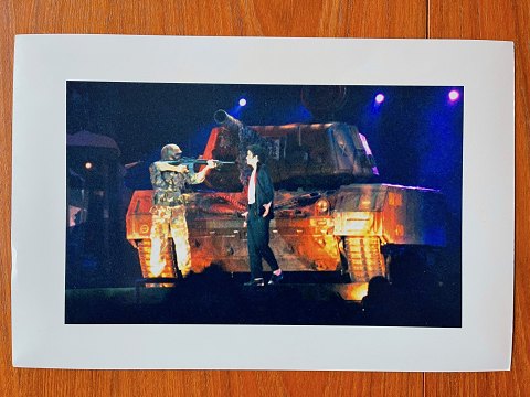 Vintage pressefoto af Michael Jackson, der står foran tank på larvefødder under  HIStory World Tour i Moskva, Rusland, 1996.