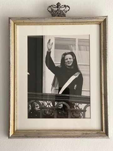 Vintage sort/hvidt fotografi af Dronning Margrethe efter  Kong Frederik d. 9.