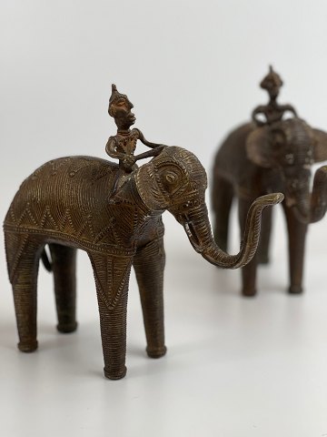Par indiske Dhokra (også kaldet Dokra) messing / bronce elefanter med rytter