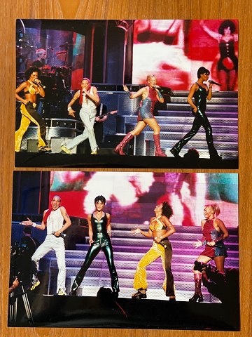 To originale, vintage pressefotografier af The Spice Girls under koncert i Madison Square Garden, New York, i 1998