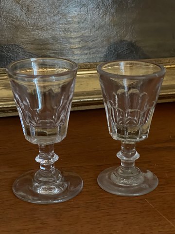 Antikke Wellington portvinsglas / hedvinsglas i presset glas, halvfacetteret kumme