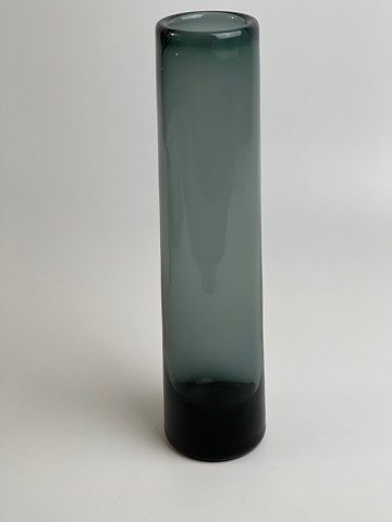 Stor cylindrisk vase af Per Lütken for Holmegaard i 1958 af gråt / smokey farvet glas. Labrador-vase