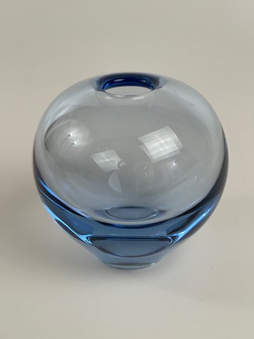 Stor kugleformet vase af Per Lütken for Holmegaard, Akva-serien, Rondo, isblåt glas, cirka 1,5 kilo, top stand fra 1960
