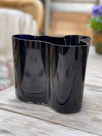 Sjælden vintage Savoy vase af sort-blåt glas, designet af finske Alvar Aalto (1898-1976). Savoy-vasen er designet i 1930