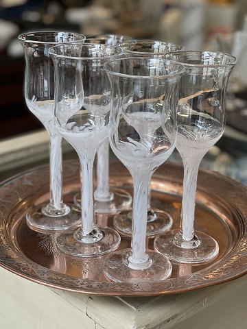 6 smukke mundblæste / håndlavede vinglas med lang stilk i klart og hvidt glas. DKK 850