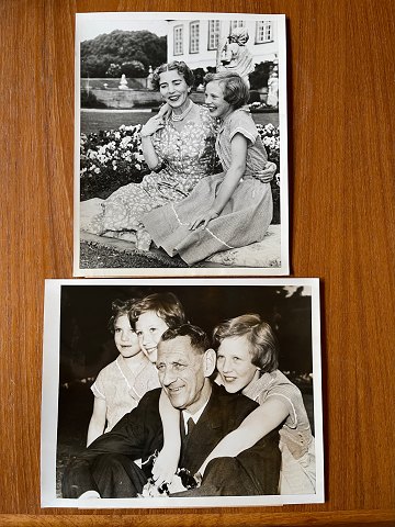 2 originale sort/hvide fotos af dronning Margrethe fra 1953, kort efter vedtagelsen af Grundloven, der gjorde Margrethe til Danmarks tronfølger.