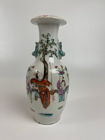 Antik kinesisk vase, familien rose med scener og personer i en have. 19.-20. århundrede