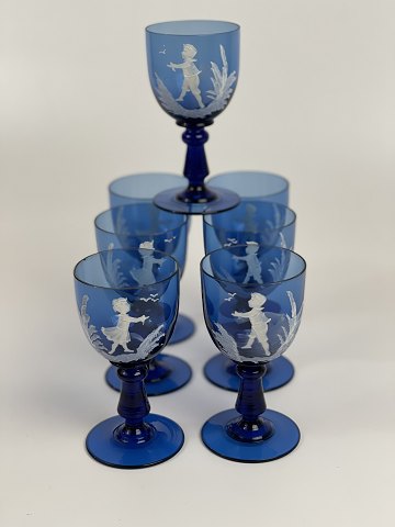 Mary Gregory koboltblå vinglas, sæt på 7 glas med motiver af dreng, pige og fugle i landskab