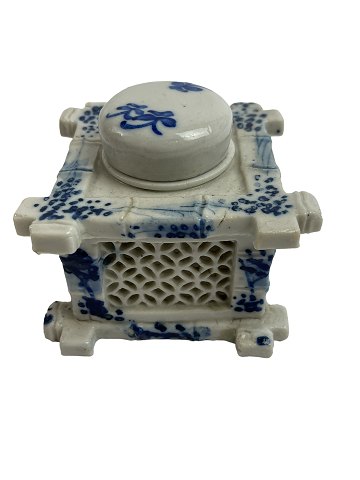 Asiatisk blækhus (antageligt kinesisk eller japansk) i blå/hvid porcelæn