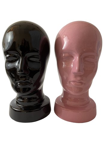 LYSERØDT HOVED ER SOLGT. Hattehoved af keramik fra det tyske værksted Scheurich, West Germany. Et sort og et pink på lager.