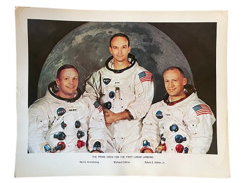 Originalt NASA farveoffsetfotografi i forbindelse med Apollo 11 månelandingen i juli 1969. På billedet ses de tre astronauter Neil Armstrong, Michael Collins og Edwin Aldrin