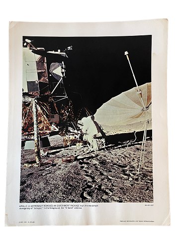 Originalt NASA farveoffsetfotografi fra Apollo 12 månelandingen i november 1969. Astronaut Charles Conrad henter en udstyrspakke fra månelandingsfartøjet Intrepid.