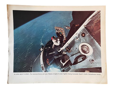 Originalt NASA farveoffsetfotografi fra Apollo 9-missionen i marts 1969, der var en forberedelse til månelandingen i juli samme år og foregik i lavt kredsløb om jorden. På billedet ses astronauten David R. Scott i Gumdrops åbne luge under en såkaldt EVA.