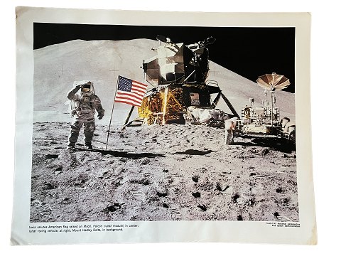 Originalt NASA farveoffsetfotografi fra Apollo 15 månelandingen i juli-august 1971. Astronaut James Irwing hilser det amerikanske flag Old Glory. I midten ses månelandingsfartøjet Falcon og til højre i billedet månekøretøjet Rover