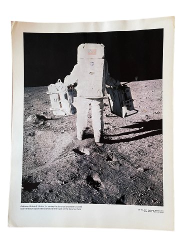 Originalt NASA farveoffsetfotografi fra Apollo 11-missionen af astronaut Edwin Aldrin, der bærer udstyr på månen i juli 1969.