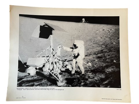 Originalt NASA farveoffsetfotografi fra Apollo 12 månelandingen i november 1969. Astronaut Charles Conrad ved Surveyor 3 fotograferet af kollegaen Alan L Bean.