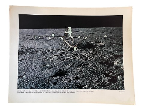 Originalt NASA farveoffsetfotografi fra Apollo 12 månelandingen i november 1969. Astronaut Charles "Pete" Conrad, Jr. er på billedet i færd med at justere antennen på den såkaldte ALSEP (Apollo Lunar Surface Experiments Package)