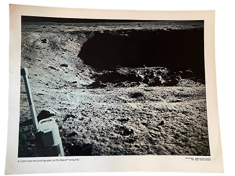 Originalt NASA farveoffsetfotografi fra Apollo 11 månelandingen i juli 1969. På billedet ses et månekrater og en kommunikationsenhed i det område, hvor Apollo 11 landede, Stilhedens Hav (Sea of Tranquility)