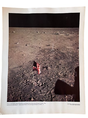 Originalt NASA farveoffsetfotografi fra Apollo 11 månelandingen i juli 1969. Det amerikanske flag Old Glory plantet på månen