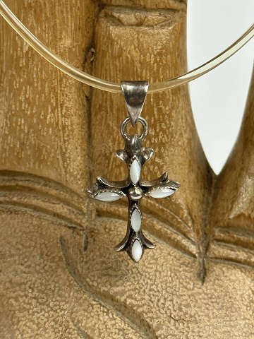 Vintage kors af sølv med gennemsigtig "kæde" af naturgummi og lås af sølv.