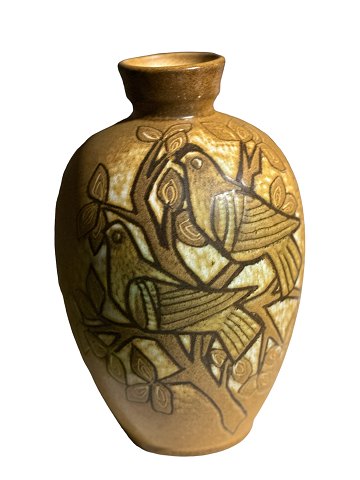 Stor, svensk keramik vase med motiv af fugle af Bonnie Rehnqvist for Törngrens Krukmakeri i Sverige.