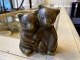 Lille keramikfigur af par bjørneunger af den danske keramiker Knud Basse, eget studio, harepelsglasur kr. 400
