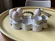 Påskefryd: Antik holder til de blødkogte æg på påskebordet. Hvidt porcelæn med forgyldninger