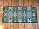Svensk håndvævet fladvævet tæppe - kelim tæppe, grønbundfarve med stiliserede blomster