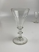 Holmegaard Anglais hvidvinsglas af klart glas med facetteret spids kumme på stilk med knap