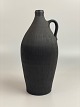 Stor flaske-vase fra Dagnæs Keramik. Midten af det 20. århundrede, mørkebrun med indridset mønster