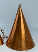 Kræmmerhusformet kobberlampe med kæde og ophæng. Produceret i midten af det 20. århundrede