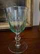 Grønt Chr. d. 8 hvidvinsglas / Berlinois glas med   rund kugle på stilk