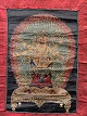 Asiatisk (antageligt tibetansk), Buddhistisk Thangka maleri, monteret i håndsyet klæde af bomuld og silke, 20. århundrede