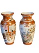 Par japanske Kutani vaser, dekoreret i orange og guld