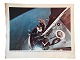 Originalt NASA farveoffsetfotografi fra Apollo 9-missionen i marts 1969, der var en forberedelse til månelandingen i juli samme år og foregik i lavt kredsløb om jorden. På billedet ses astronauten David R. Scott i Gumdrops åbne luge under en såkaldt EVA.